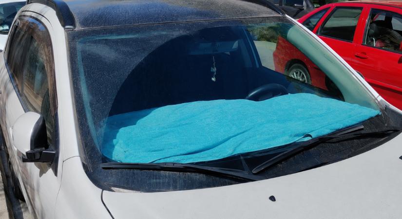 Egy filléres trükk, ami évekkel meghosszabbíthatja az autója életét: ezért takarják le a műszerfalat törölközővel