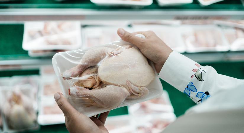 Kevesen tudják: ezért kell azonnal sóoldatba tenni a bolti csirkét – a végeredmény meglepő lesz
