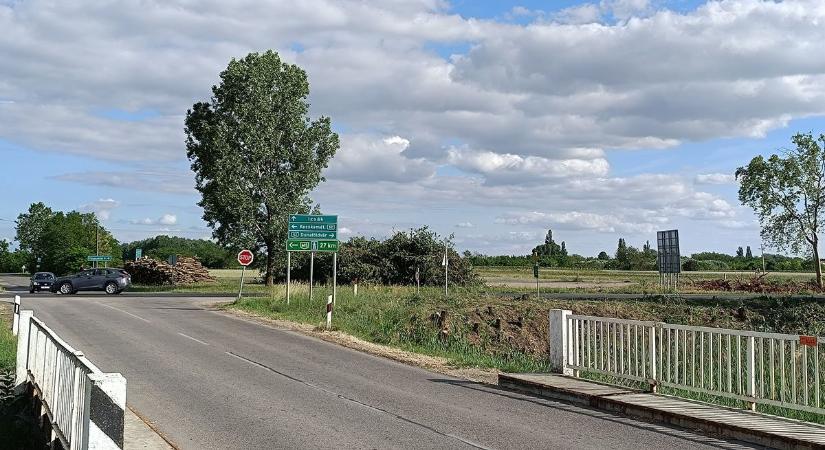 Megkezdődött a régóta várt beruházás az 52-es főúton, ötágú körforgalom épül Izsáknál – fotók