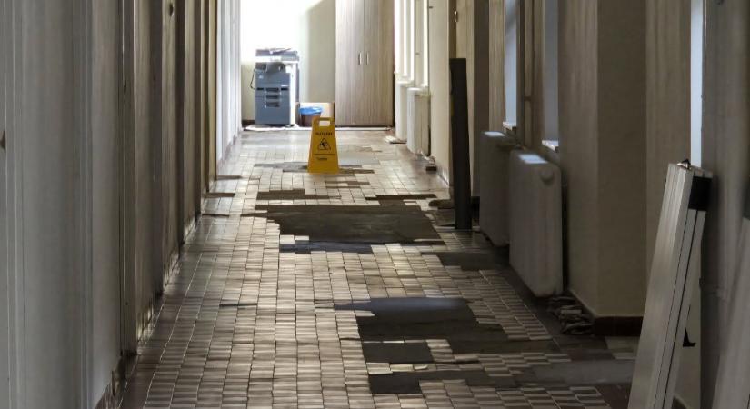 Pokrócok az ablakban, udvarra eső ablaktábla, denevér a tárgyalóteremben – ez történik, ha nem kapnak pénzt felújításra a bíróságok