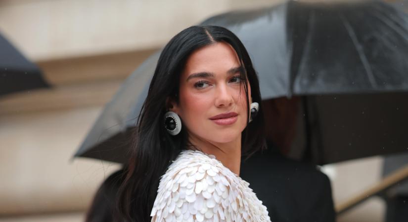 Dua Lipa esküvői szettje új irányt hozhat a menyasszonyi divatba, ezért beszél most róla mindenki