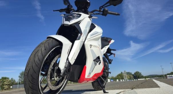 Videó: a Hungaroringen mutatták be az új motormárka első két modelljét