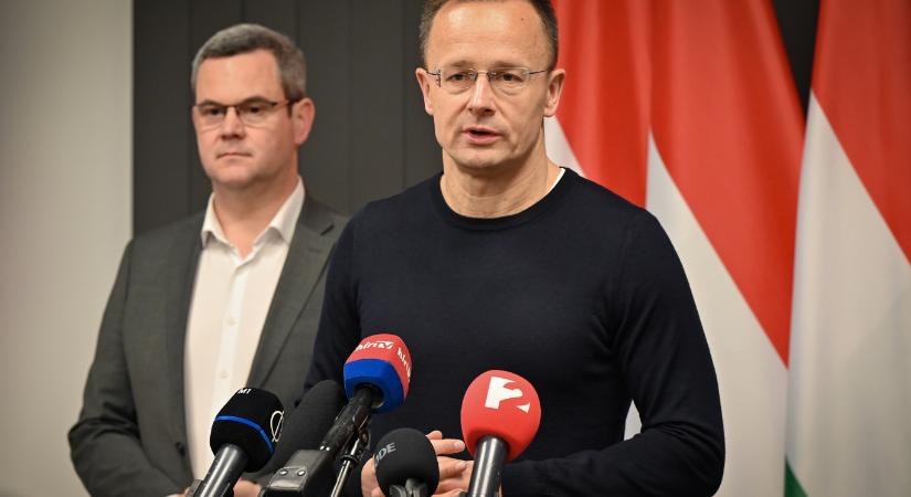 Úgy osztogatta a diplomata útleveleket Szijjártó hivatala, mintha kötelező lenne