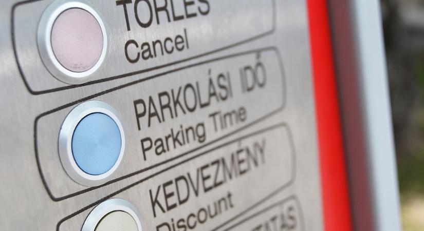 Eltörölték a mobilparkolás kényelmi díját, mégis fizethetik az autósok