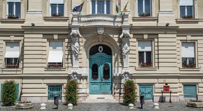 Vádalku miatt kattant a bilincs több politikus csuklóján, vállalkozókat is előállítottak