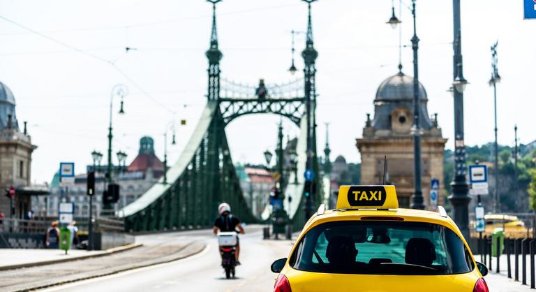 Kitört a botrány a BKK új rendszere körül, azonnali felfüggesztést követelnek a taxisok