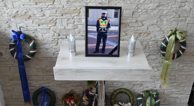 Könnyek és mécsesek: így búcsúztak az elhunyt motoros rendőrtől Békéscsabán – videó