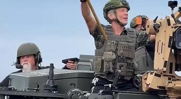 Bruce Dickinson tankba ült az Iron Maiden koncertje előtt (videó)