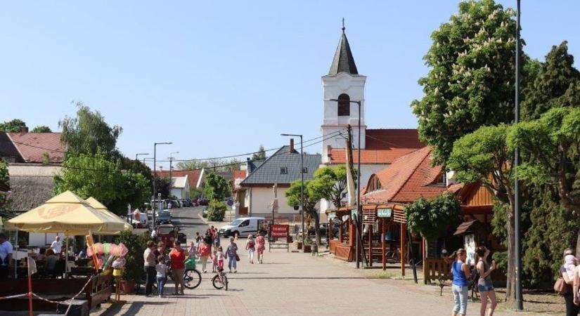 Mit látni ezen a 118 éves balatoni képeslapon? A kommentelők kiszúrták a fontos részleteket