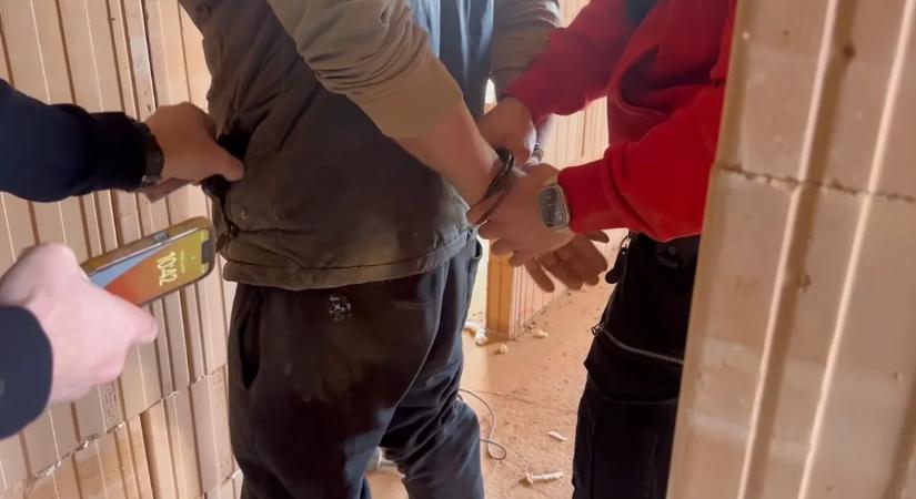 Az ország egyik legkeresettebb bűnözőjére csaptak le, videón az elfogása
