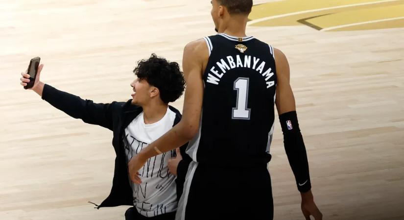 Élete végéig kitiltották az összes NBA-csarnokból a döntőben pályára rohanó szurkolót