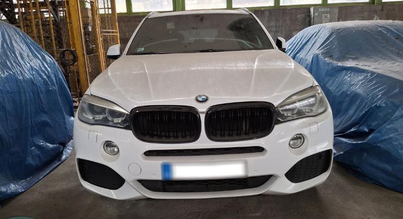 Bűnözőktől elkobzott BMW X5-tel erősített a rendőrség