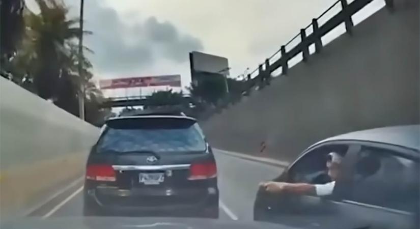Videón a döbbenetes bosszú: saját gyermekét is veszélyeztette az őrjöngő autós