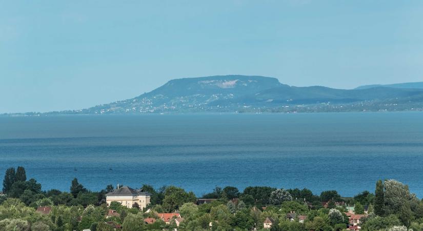 A semmiből bukkant fel egy sziget a Balatonban