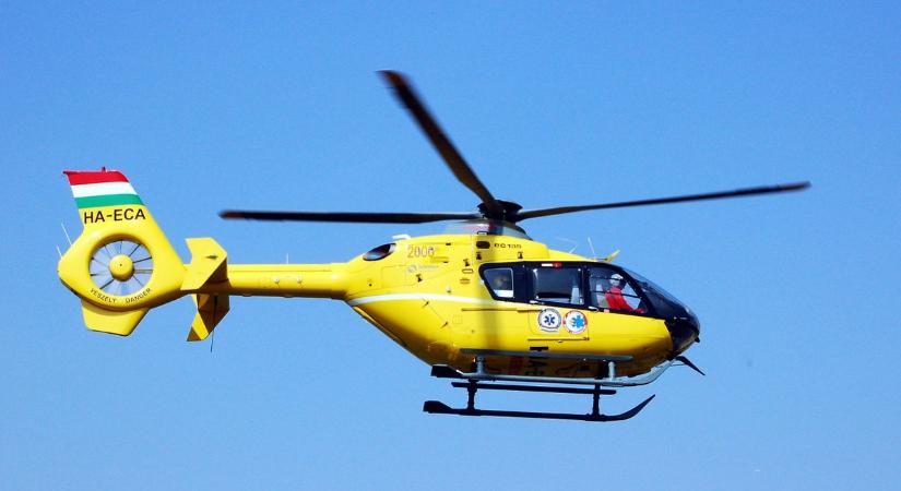 Mentőhelikopter érkezett a belvárosba, egy férfi életéért küzdöttek