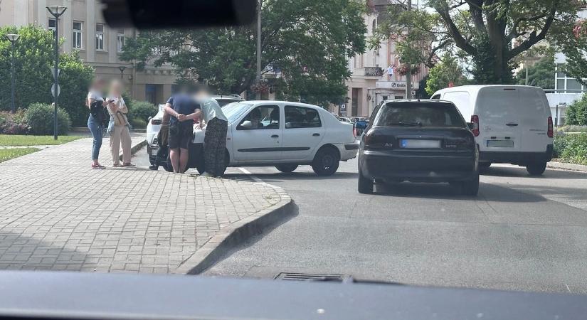 És ezt most így hogy? Furcsa kaposvári balesetről kaptunk fotót