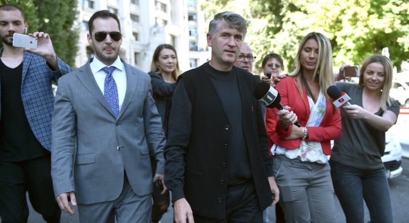 Vizsgálat indult, mert egy civil befurakodott a letartóztatott népdalénekes rendőri kíséretébe