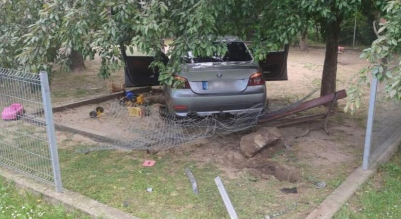 Hajmeresztő hülyeséggel védekezett a rendőrségen a dányi játszótér homokozójába hajtott ámokfutó