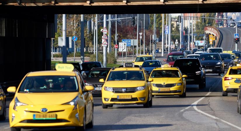 Robbanás előtt a taxisok, azonnali felfüggesztést követelnek