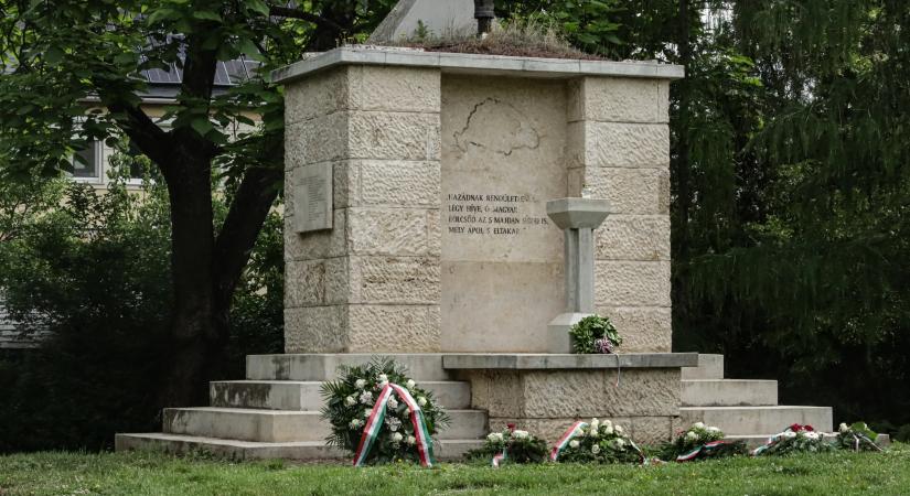 Koszorúzással, főhajtással emlékeztünk a nemzeti összetartozás napján