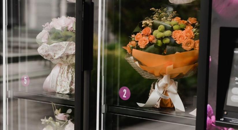 Férfiak, figyelem, a virágautomata megmentheti az elfelejtett évfordulókat ezen a balatoni településen