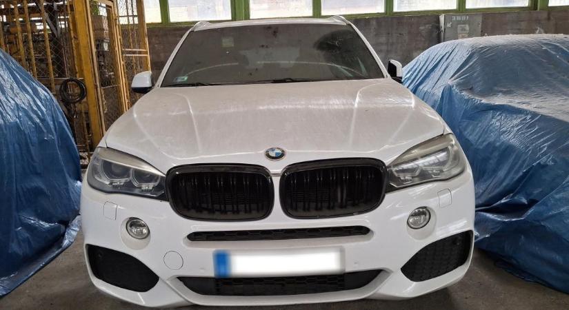 Rablóból pandúr: lefoglalt luxus-SUV segíti a rendőrök munkáját