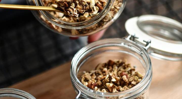 Ropogós házi granola aszalt gyümölcsökkel: gyors és egészséges reggeli