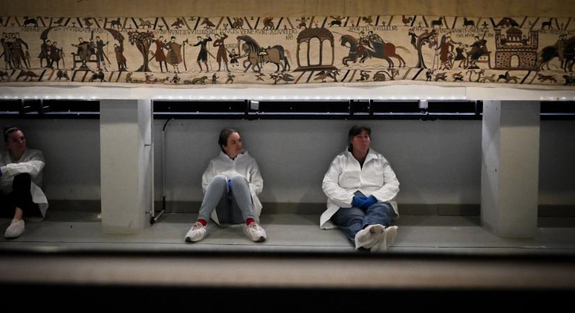 A Bayeux-i kárpit egy speciális konténerben lebegve utazik majd Franciaországból a British Museum kiállítására