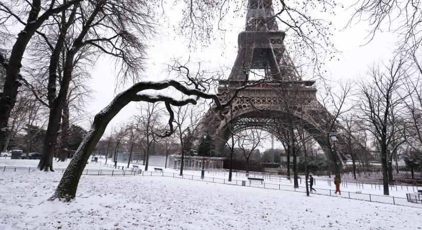 Lángszóróval mentek neki az Eiffel-toronynak, hogy le tudják róla szedni a jeget