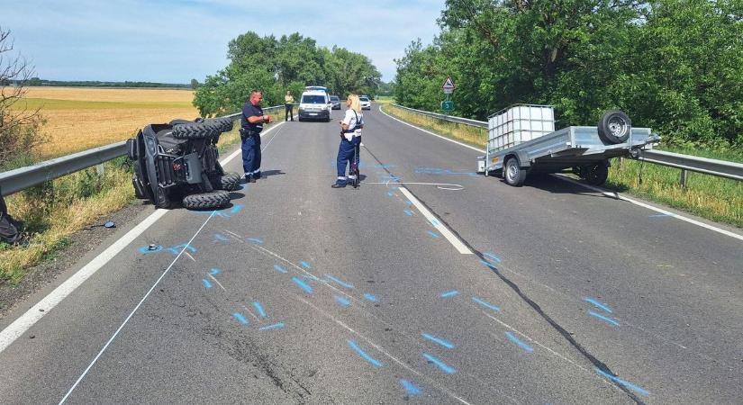 Fejtetőre borult egy autó a 61-esen Dunaföldvárnál