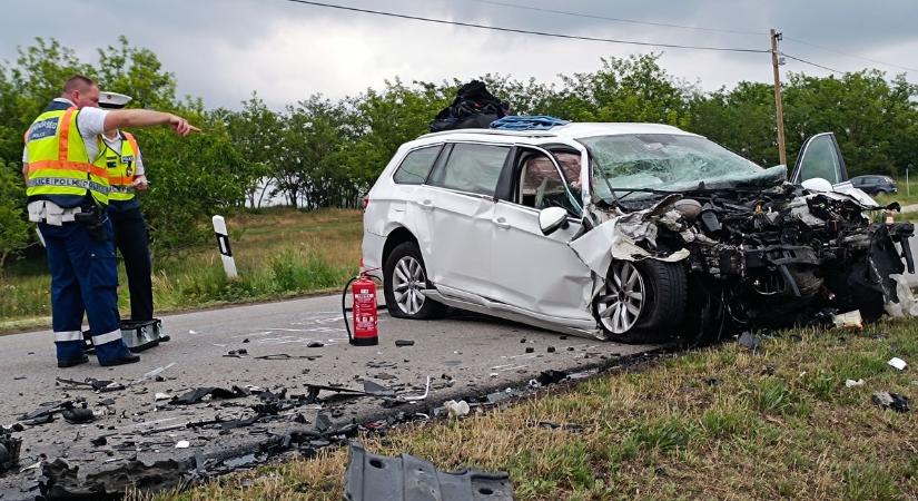 Tragikus baleset Szentkirálynál: azonnal szörnyethalt az egyik sofőr