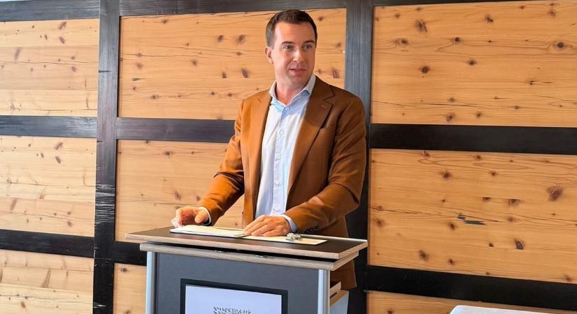 Direkt a választás után tartotta esküvőjét a meleg főkonzul, aki korábban a Fidesz jelöltje volt