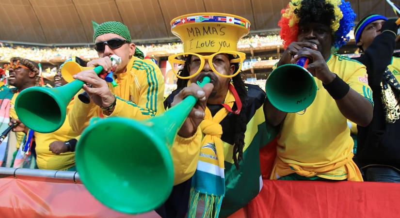 A FIFA kitiltja a a vuvuzelákat a foci vébéről, valamint a pucérkodást is betiltják - Többé nem számít ruhának a testfestés