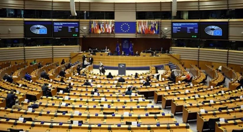 EP-képviselők szankciókat szorgalmaznak egy, a francia médiában rendszeresen megszólaló orosz újságírónő ellen