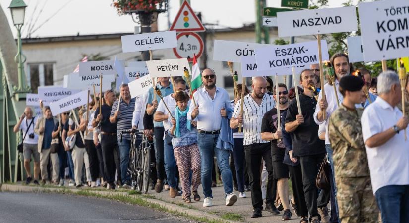 Fáklyás tömeg áradt át a komáromi Erzsébet hídon: egy 95 öves özvegy könnyre fakasztotta az emlékezőket