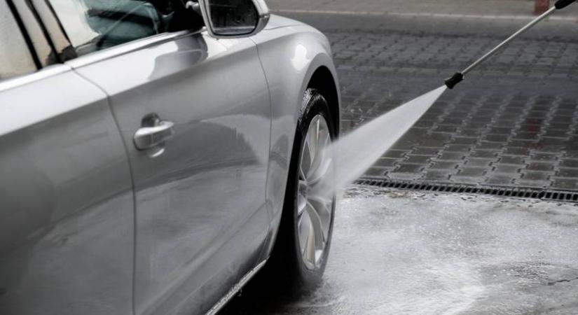 Játszótér kerítését szakította át a BMW: elképesztő, a 20 éves sofőr mivel magyarázta