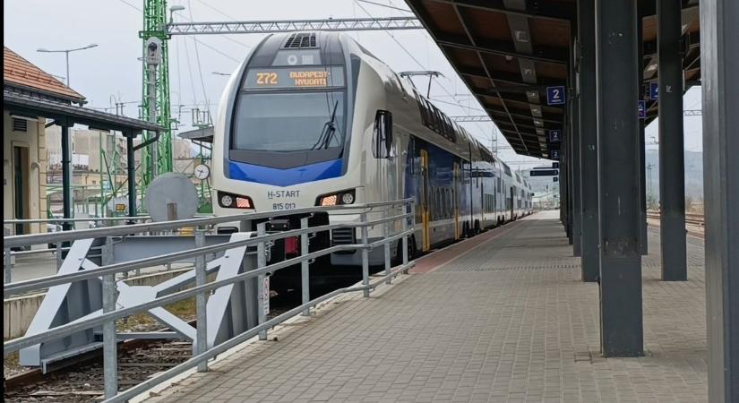 Hiába várják a vonatot – pótlóbuszokkal közlekedhetnek az utasok a hevesi szakaszon