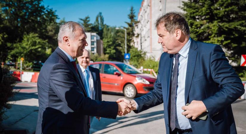 Cseke Attila Marosvásárhelyen: prioritás az épülő kórházak befejezése