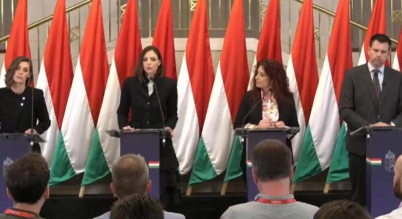 Átfazonírozott kormányinfót -kormányszóvivői tájékoztatót- tart a regnáló – Kövesse élőben