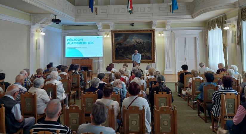 Megmutatták az időseknek, hogyan kezeljék tudatosan a pénzügyeket és digitális világ kihívásait