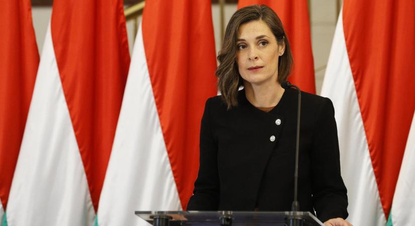 Kivizsgálják a lélegeztetőbizniszt, eltörlik a tanárok teljesítményértékelését