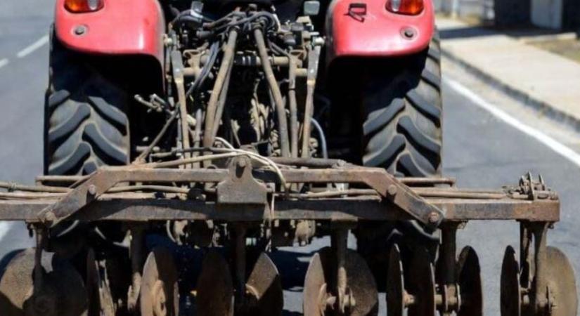 Videó: az aszfaltot is felszántotta egy traktoros Borsodban