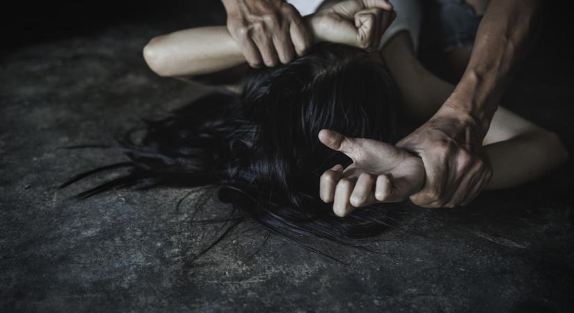 Erőszak kutyákkal, whiskysüveggel, több száz muszlim férfival