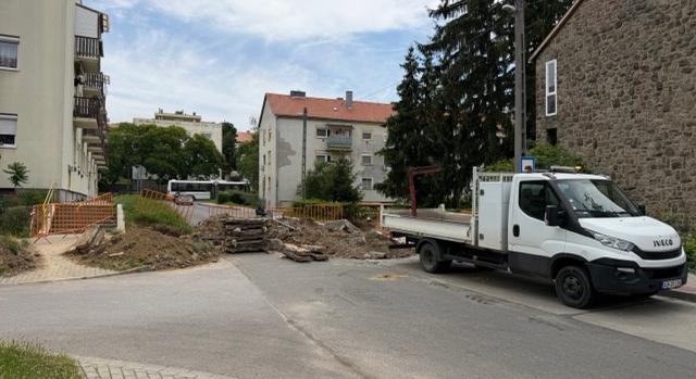 Ideiglenesen egyirányú lett a Mikszáth Kálmán utca Kökönyösben