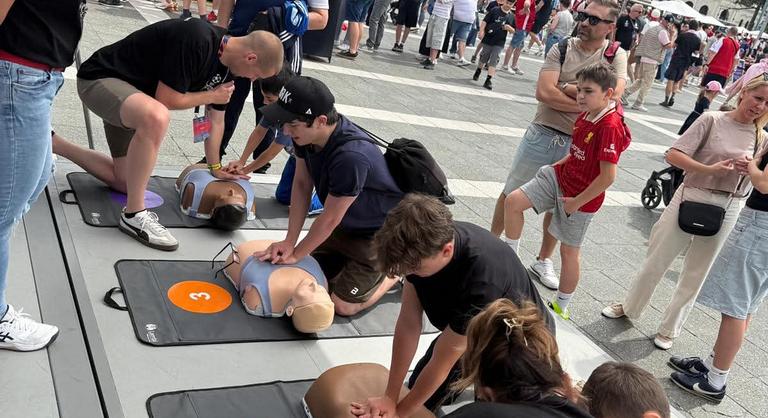 Ilyen is történt a budapesti BL-döntő hétvégéjén: laikusok végeztek újraélesztést