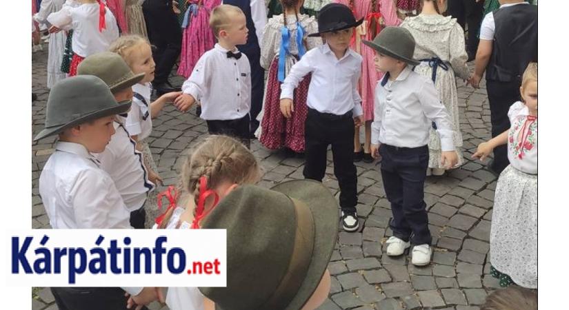 Az összetartozás tánca Beregszászon - A szívünk egy ritmusra dobban
