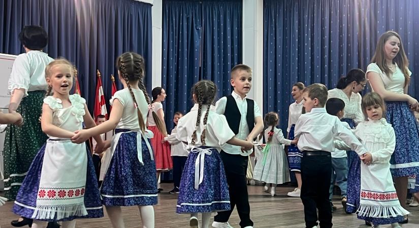 Több mint 2000 kárpátaljai gyermek táncolt együtt a nemzeti összetartozás napja alkalmából