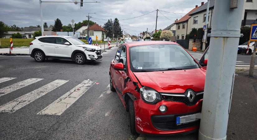 Helyszíni fotók: Útépítésnél történt baleset miatt lett óriási dugó Szombathelyen