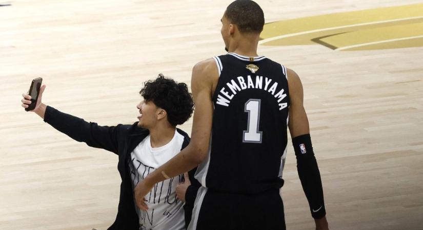 Egy szelfiért rohant a pályára az NBA-döntőn, örökre kitiltották a nézőt a meccsekről