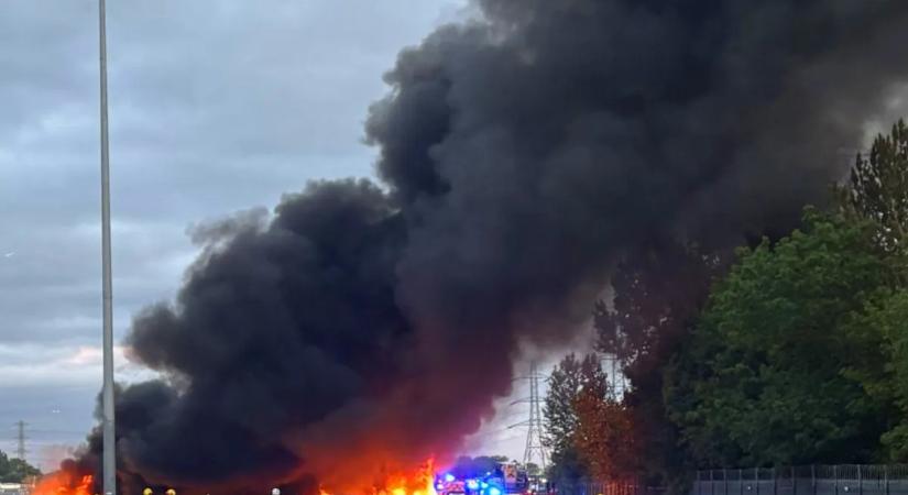 33 elektromos autó égett porrá a kikötőben